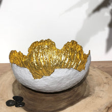 Charger l'image dans la galerie, Coupe Papier maché et feuilles d'Or L diam. 34 cm